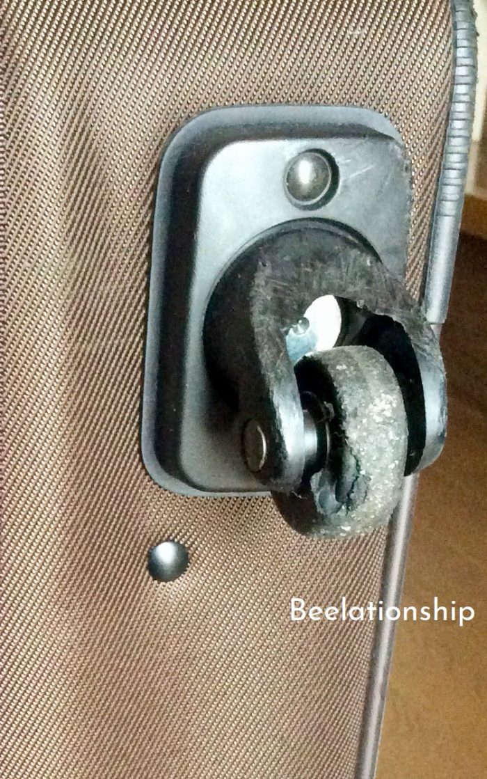 スーツケースのキャスターのタイヤ部分を修理する | Beelationship